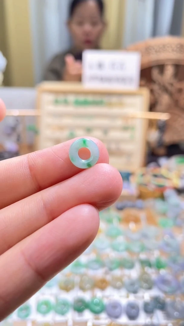 翡翠未镶嵌颈饰甜甜圈