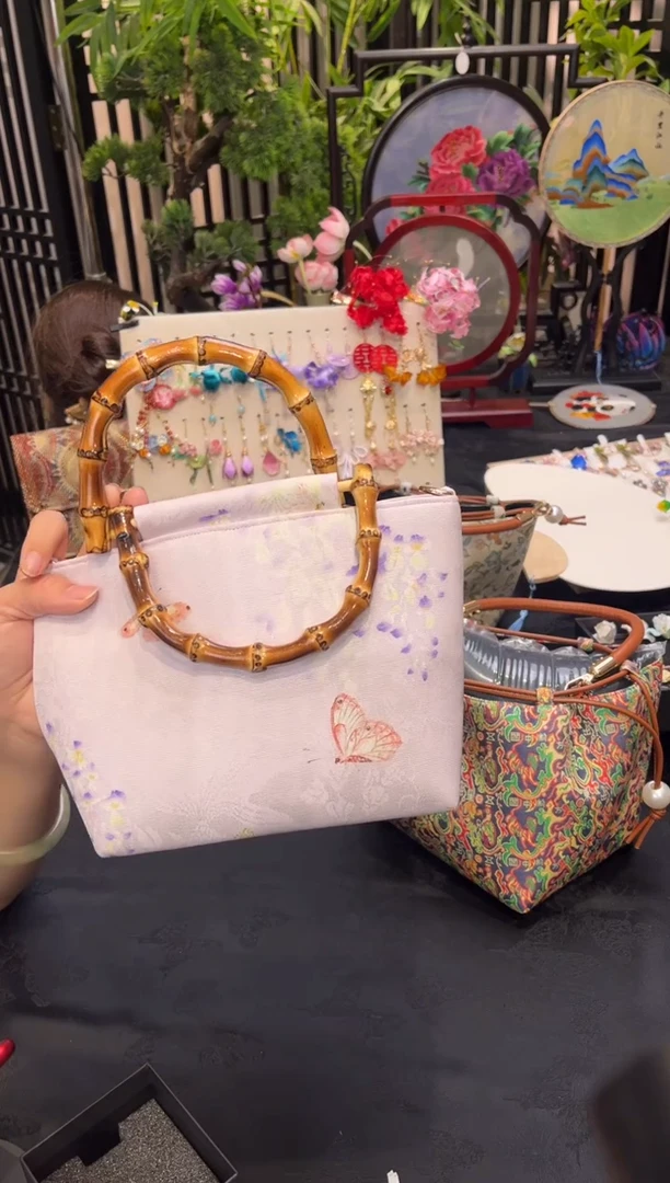 织绣芋****?非遗苏绣饰品