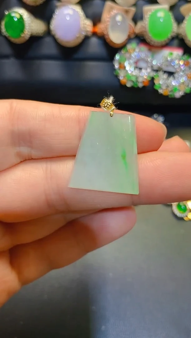 18K金镶嵌翡翠耳饰天然