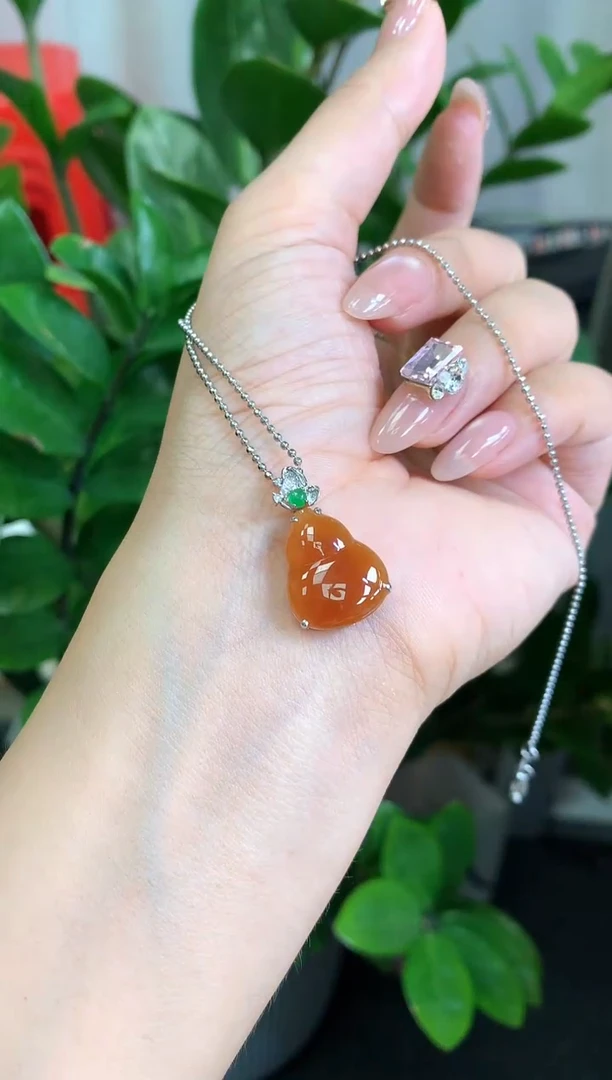 18K金镶嵌挂件翡翠葫芦不含链