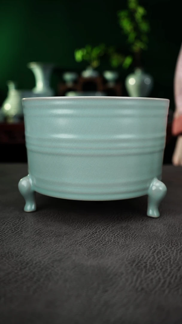 瓷片不**呢三足弦纹樽   一级精品