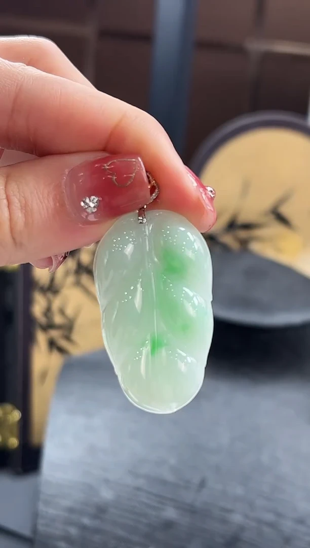 【闪购商品】翡翠颈饰18K金镶嵌叶子