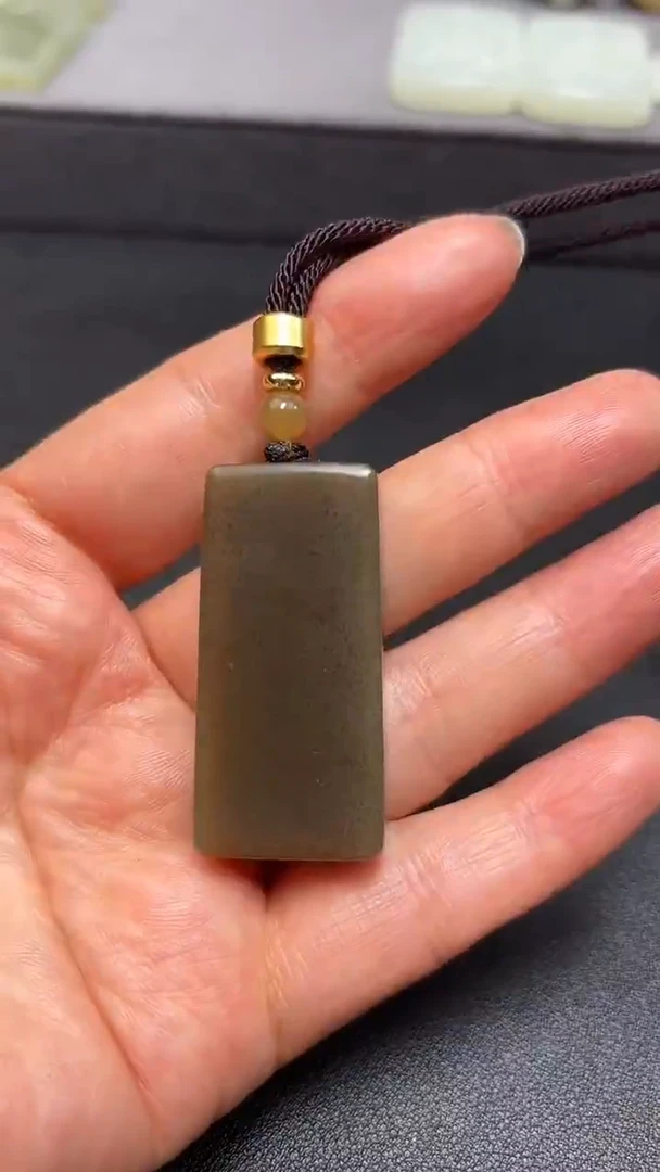 颈饰未镶嵌和田玉.