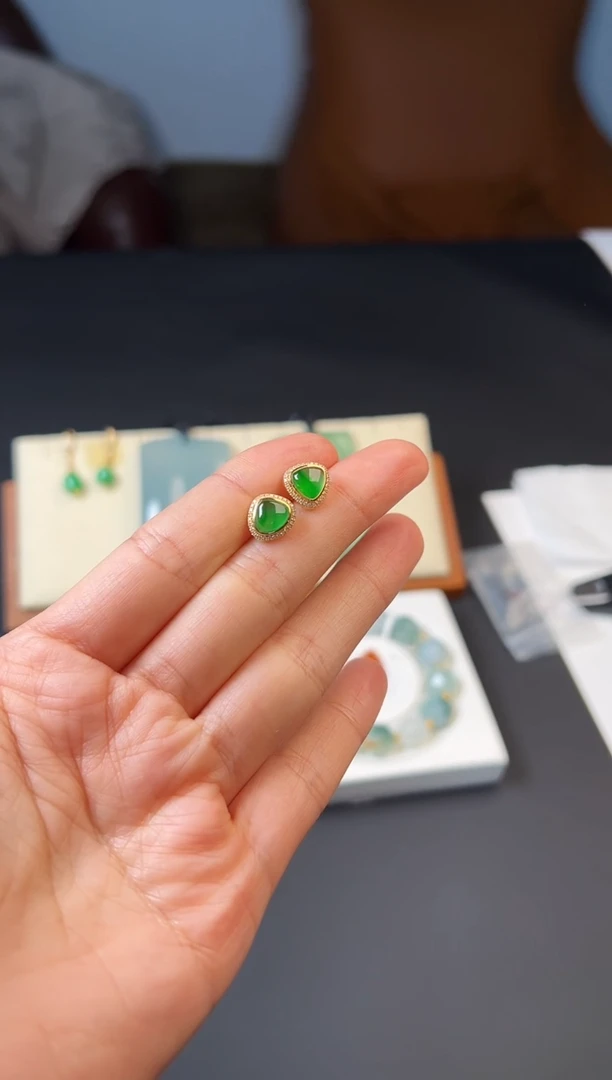 18K金镶嵌翡翠耳钉绿