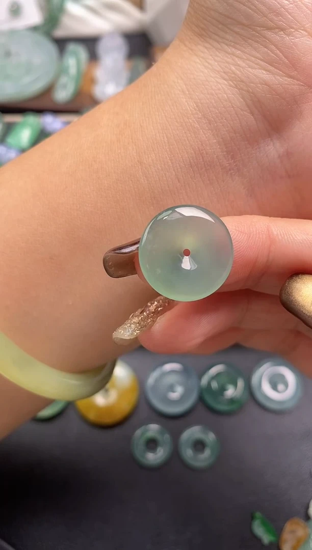 颈饰未镶嵌翡翠平安扣