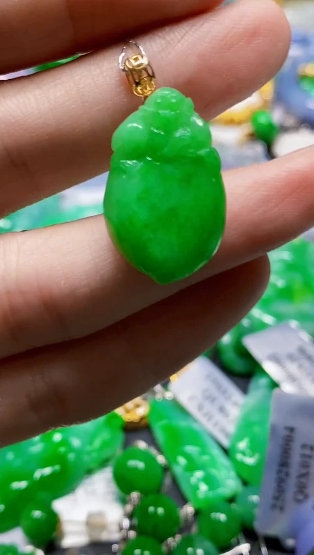 颈饰18K金镶嵌翡翠瓜
