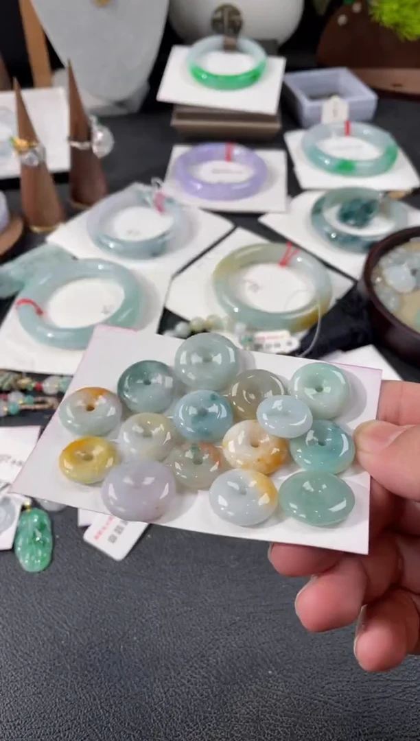 【闪购商品】翡翠颈饰未镶嵌有纹裂