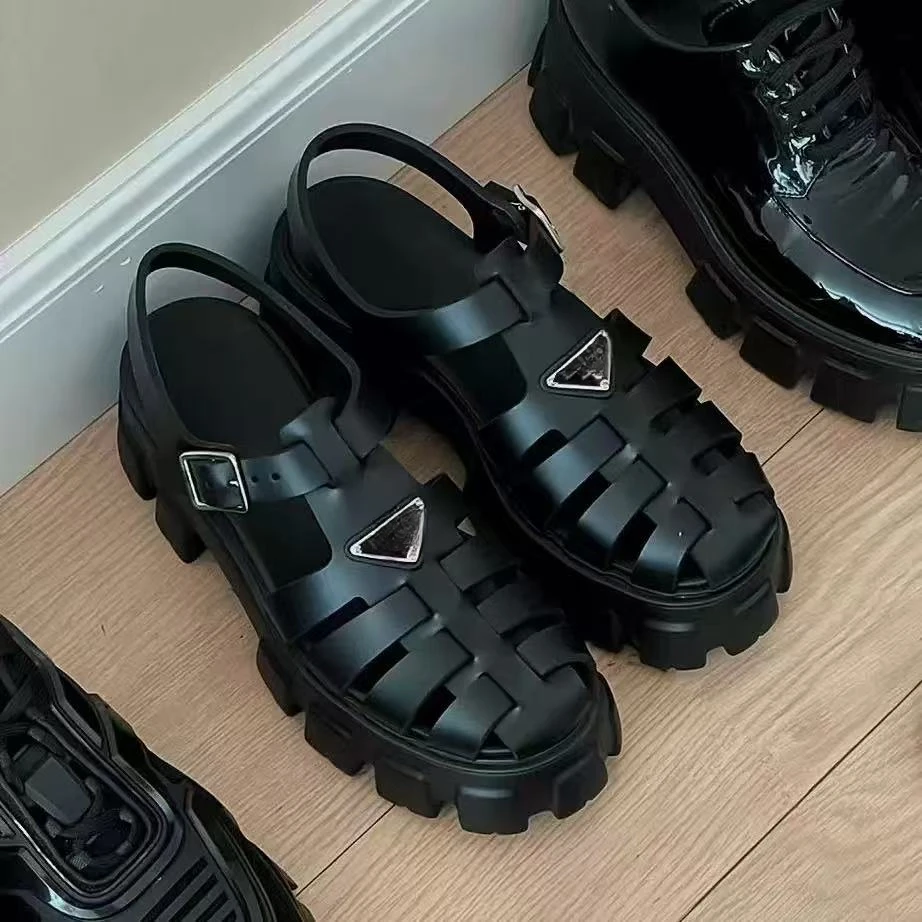 【XSY】包头蛇骨皮带扣厚底超软三角标罗马凉鞋