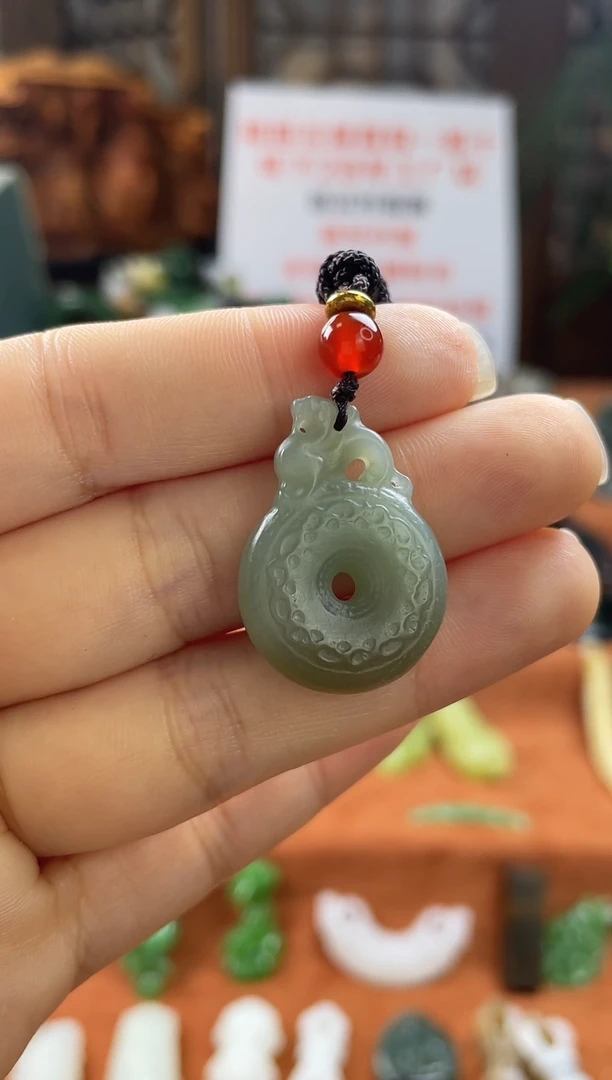 颈饰未镶嵌和田玉新疆且末蓝仿古龙扣带证书