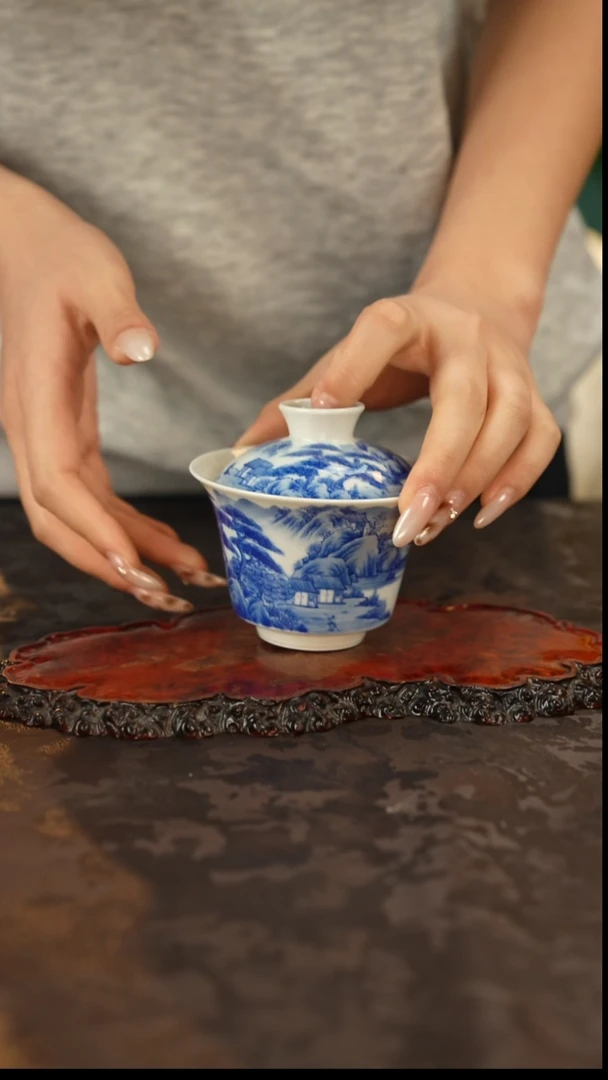 手绘青花山水盖碗