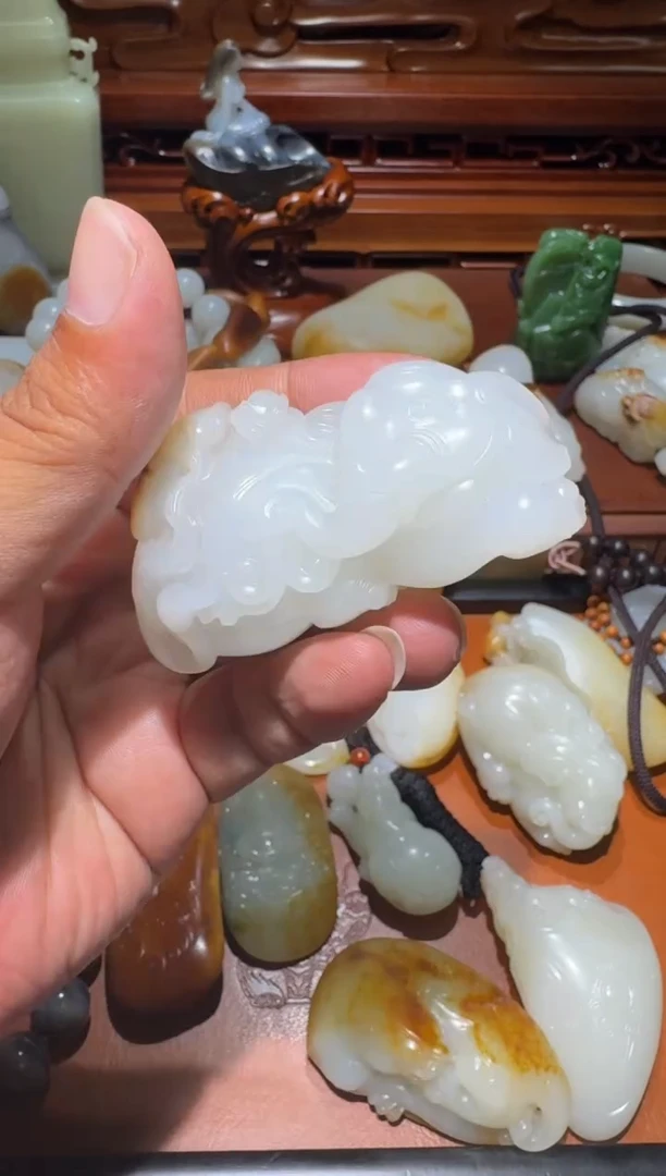 和田玉未镶嵌颈饰大象