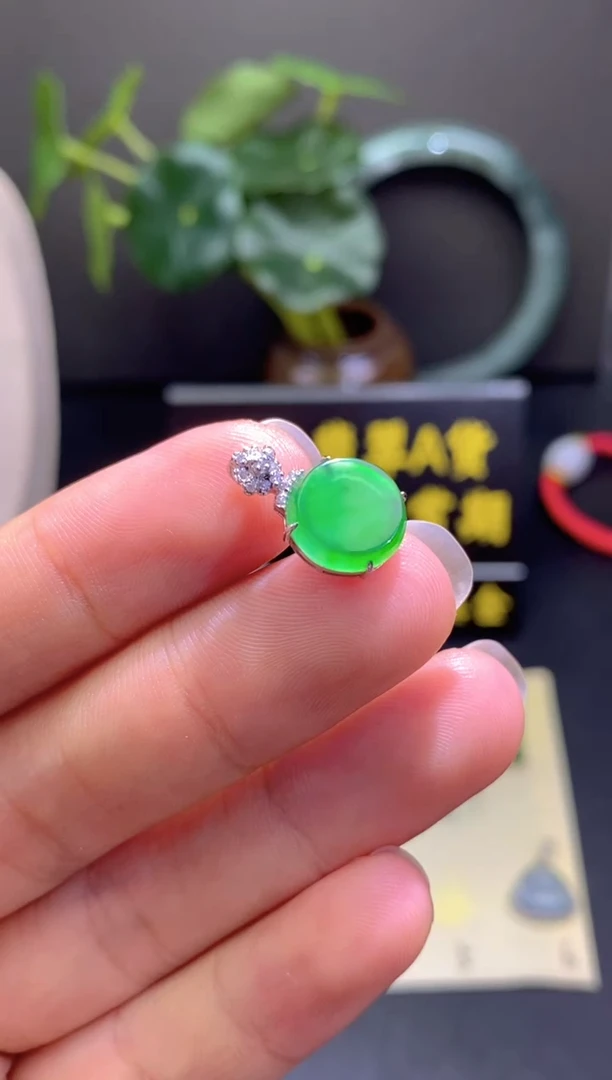 翡翠18K金镶嵌颈饰翡翠吊坠