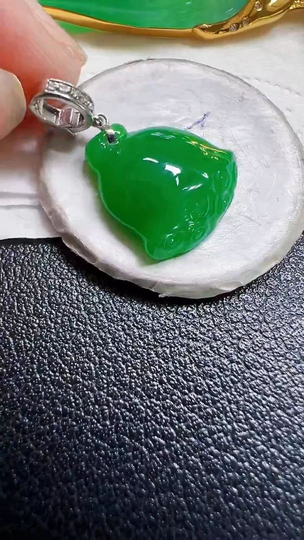 颈饰18K金镶嵌翡翠莲蓬