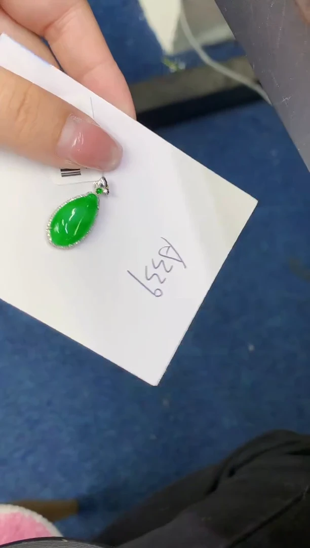 翡翠18K金镶嵌颈饰缅甸天然翡翠A货