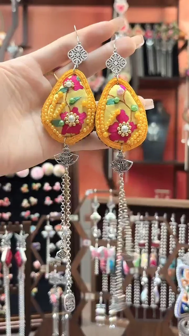 织绣云织谣民族风精美饰品 119