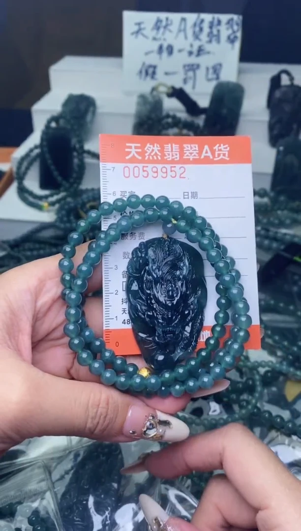 翡翠未镶嵌颈饰