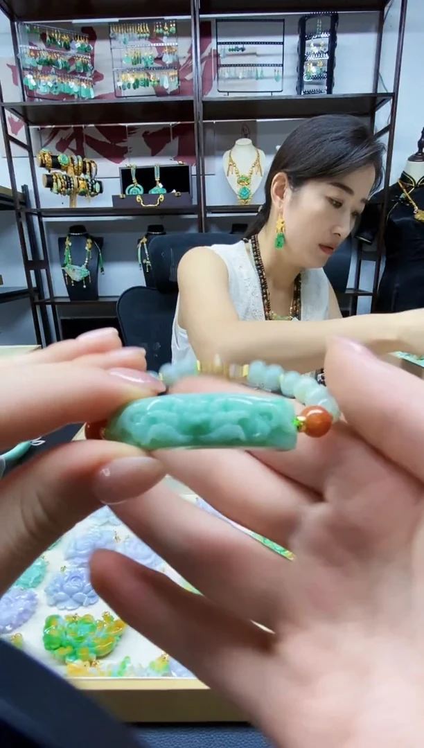 颈饰未镶嵌翡翠手串