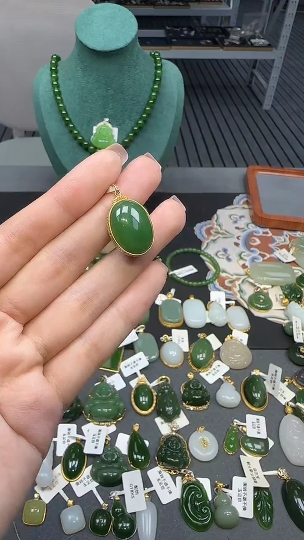 18K金镶嵌和田玉挂件1