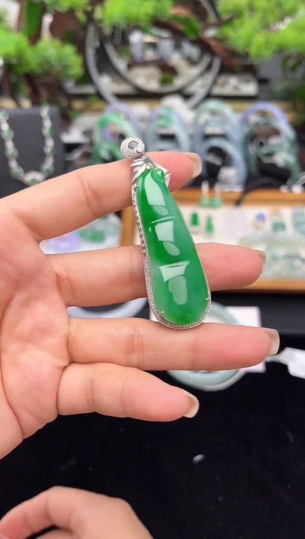 颈饰18K金镶嵌翡翠吊坠