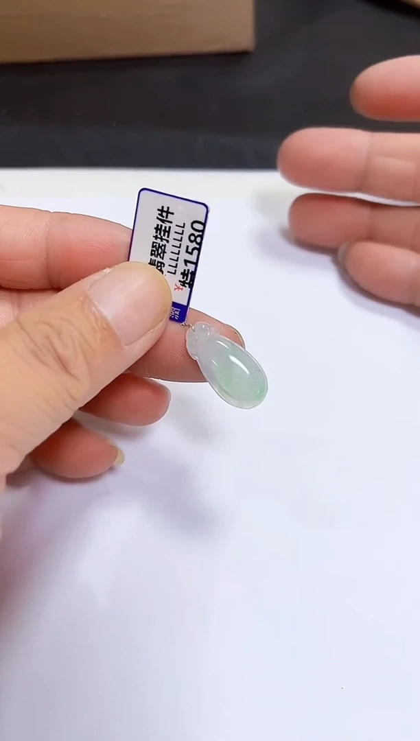 颈饰未镶嵌翡翠挂件