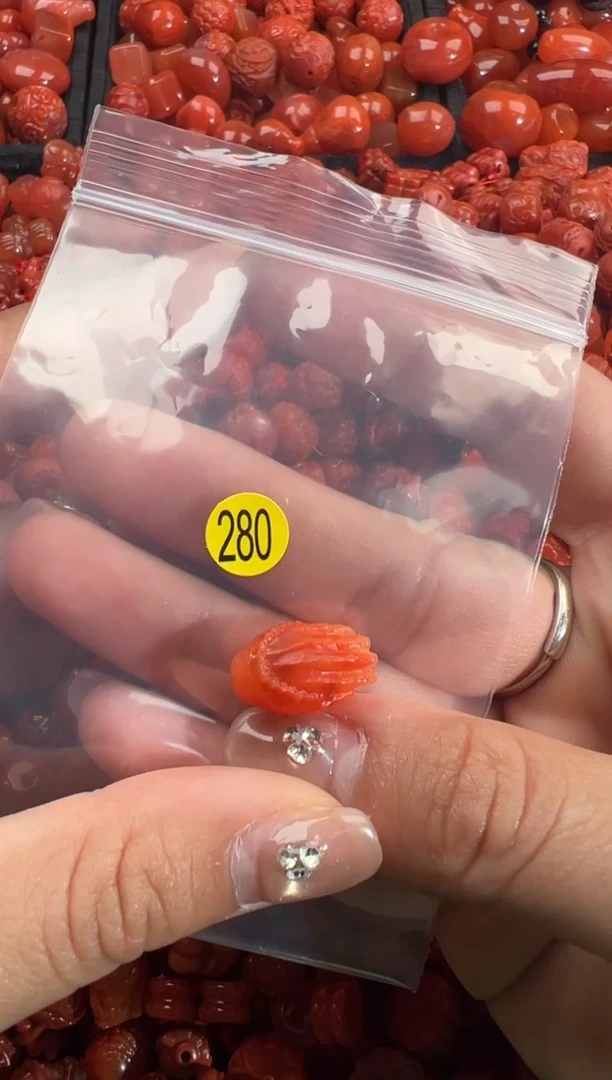 南红玛瑙未镶嵌颈饰1