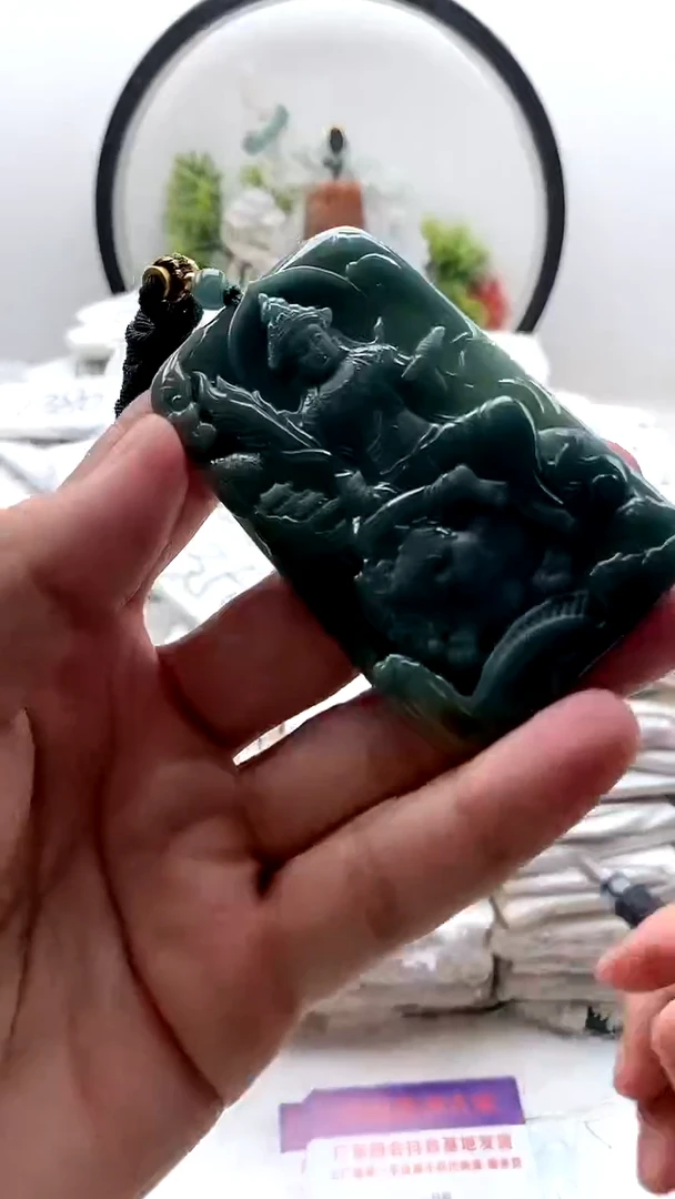 翡翠未镶嵌颈饰文殊