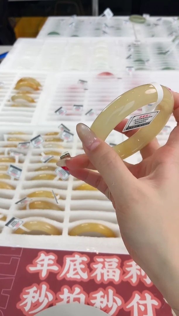 未镶嵌手镯石英质玉93.60