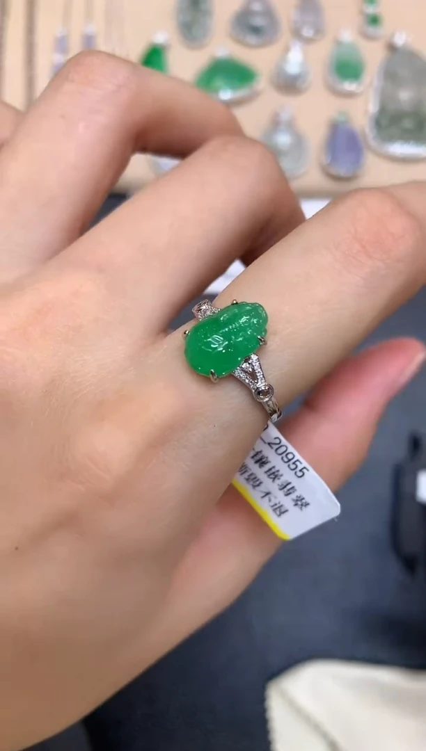 18K金镶嵌戒指翡翠貔貅【无服务费