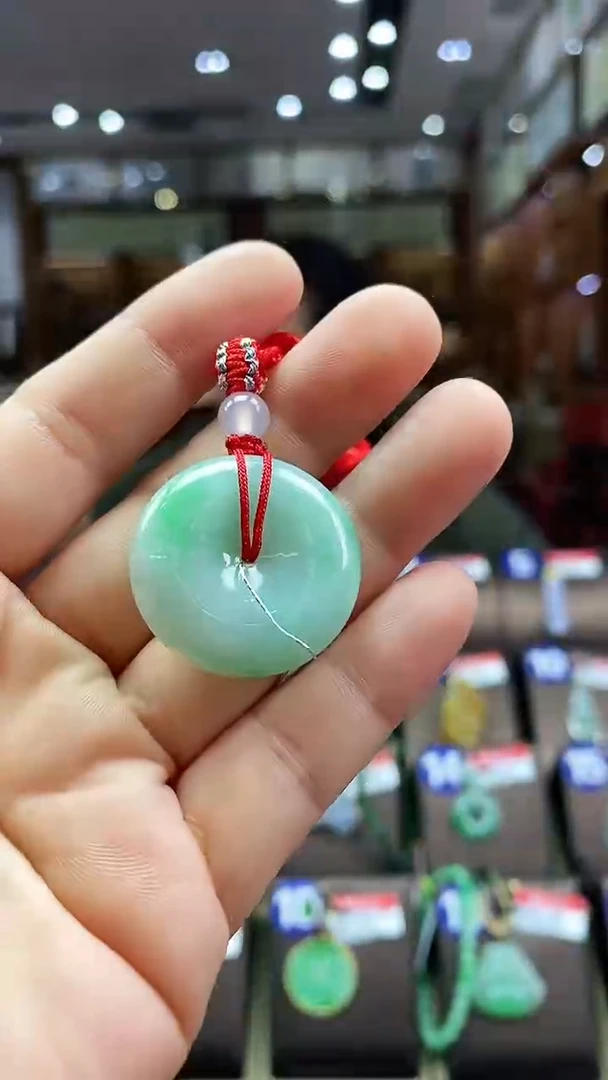 翡翠未镶嵌颈饰平安扣