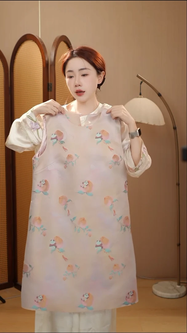 粉色熊猫连衣裙