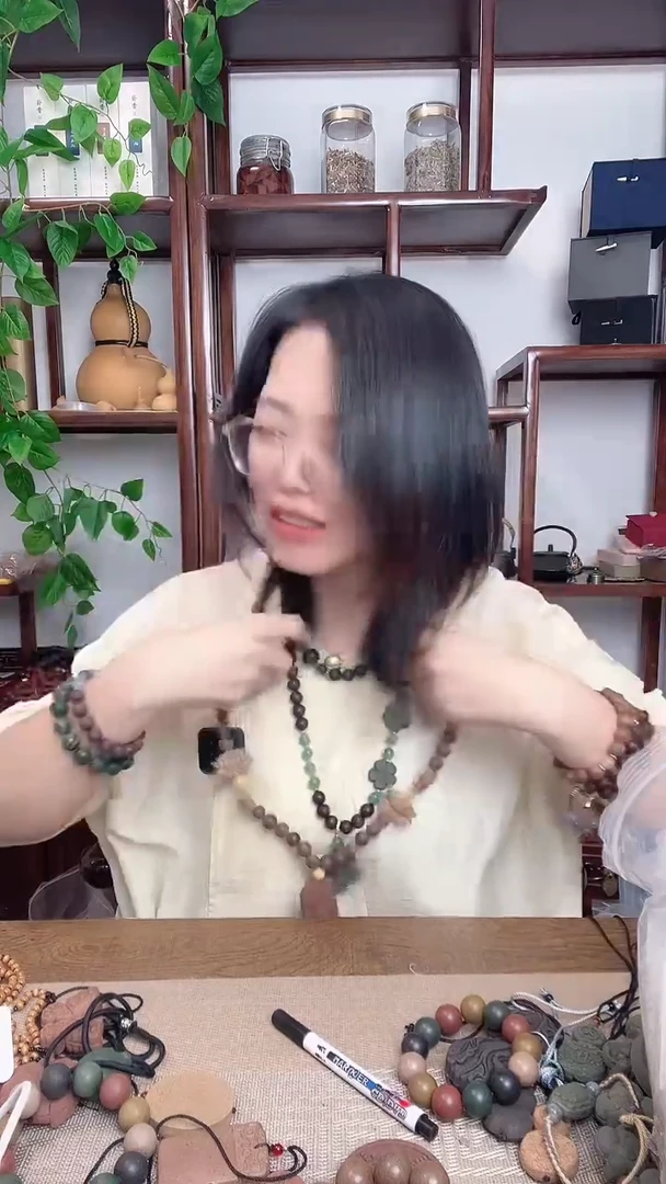 泥塑龙涎+参茸牌子的脖挂
