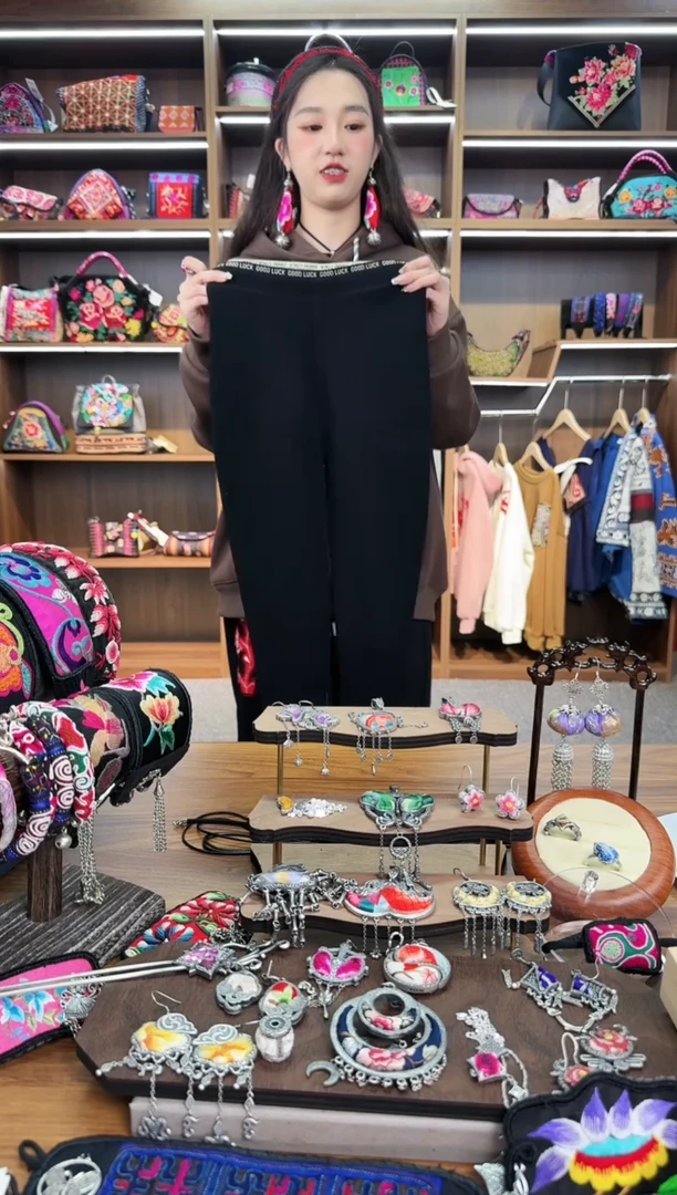 【闪购商品】织绣A29蒙阿苏苗绣传承