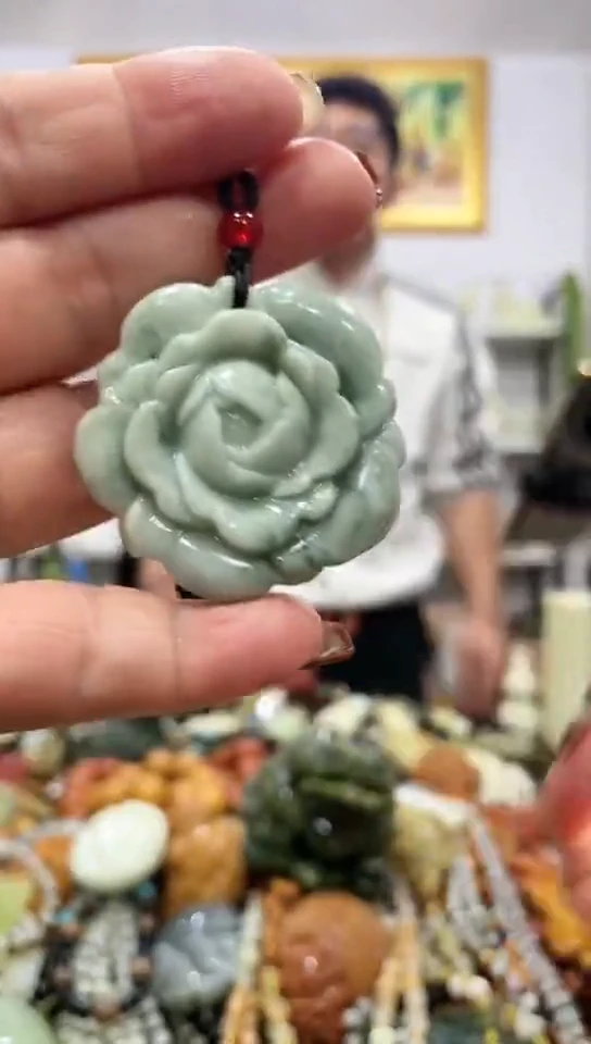 未镶嵌蛇纹石玉吊坠