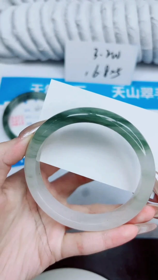 未镶嵌手镯石英质玉233/64.9