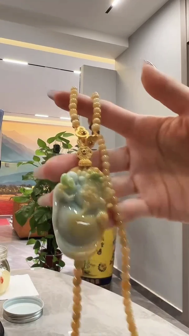 翡翠未镶嵌颈饰财神