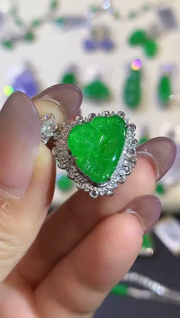 吊坠(不含链)18K金镶嵌翡翠多样性发其一