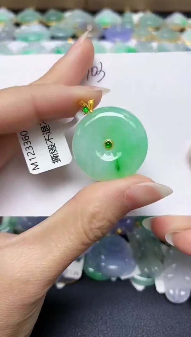 翡翠18K金镶嵌颈饰天然翡翠A货