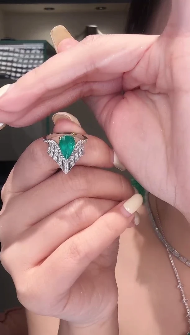 18K金镶嵌戒指祖母绿1.8克拉祖母绿戒指