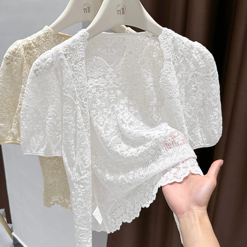 白色V领洋气短款蕾丝衫夏季2025新款设计感镂空短袖独特漂亮小衫
