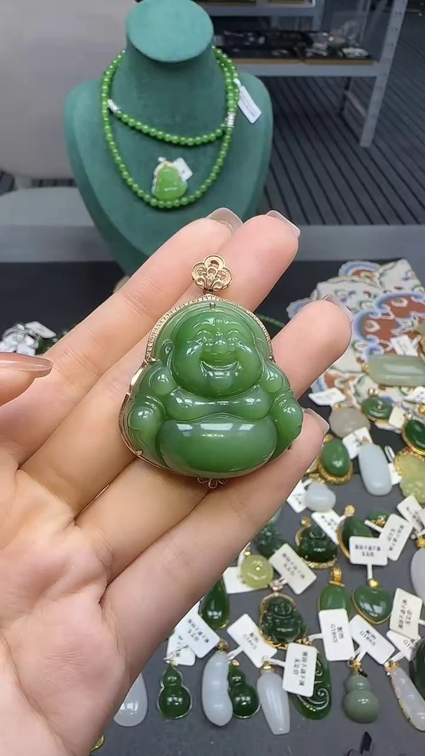 18K金镶嵌和田玉挂件1