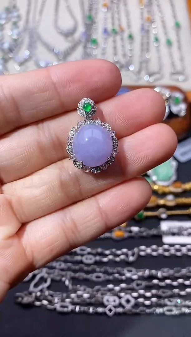 颈饰18K金镶嵌翡翠吊坠