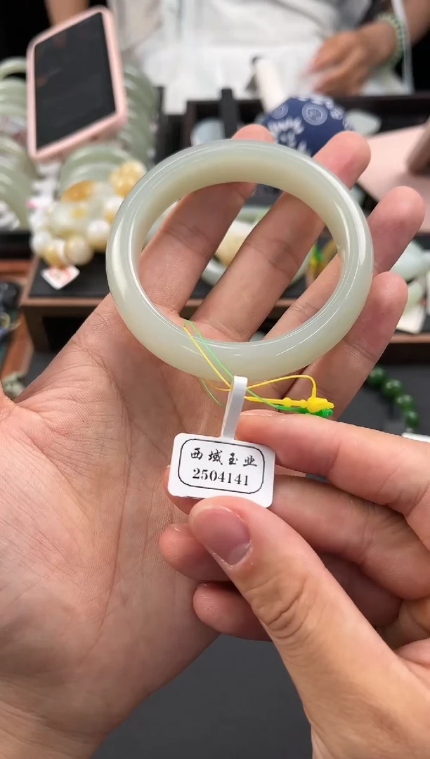 未镶嵌手串和田玉且末青白手镯56.9圈口微色差