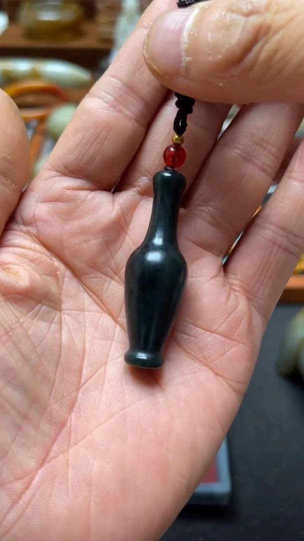 和田玉未镶嵌颈饰.