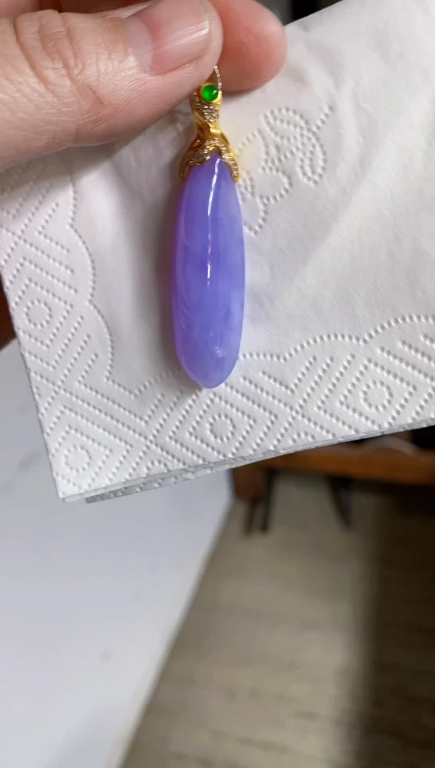 颈饰18K金镶嵌翡翠瓜