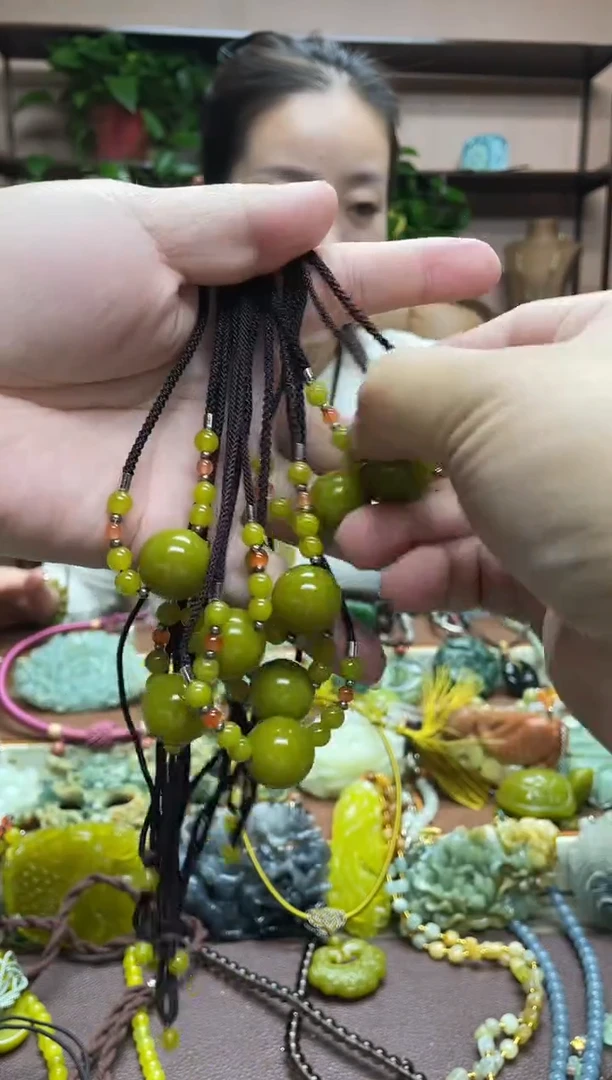 未镶嵌岫玉颈饰多样性发货发其中之一
