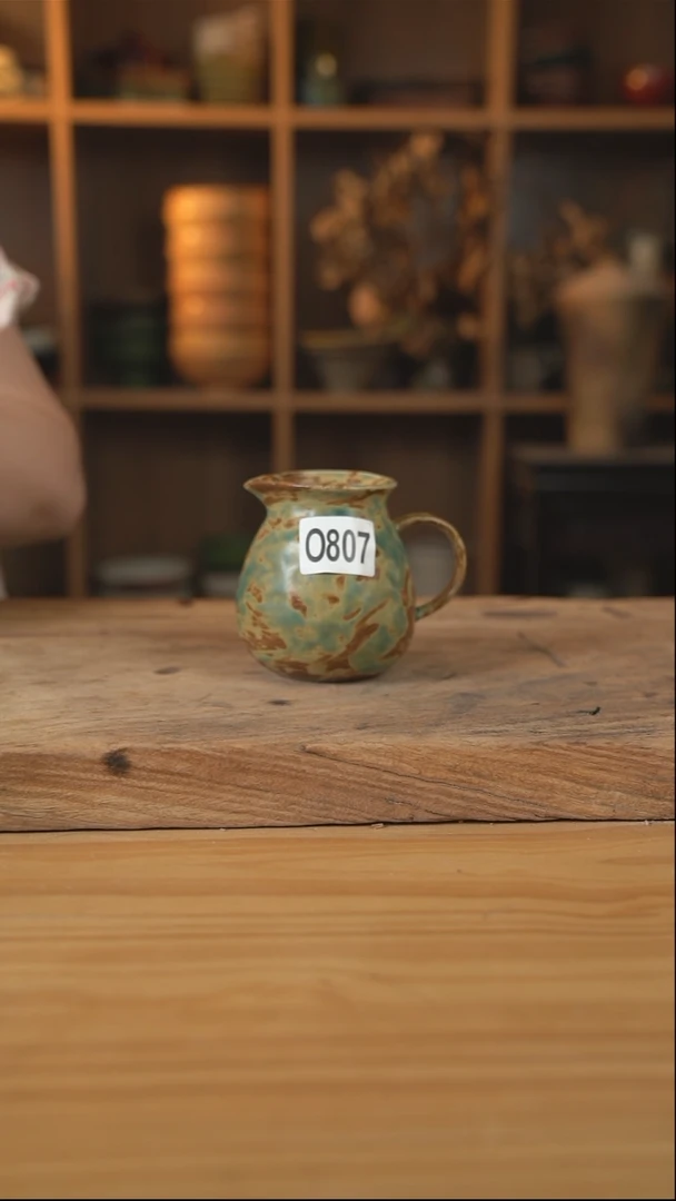 黄绿色的企鹅奶壶