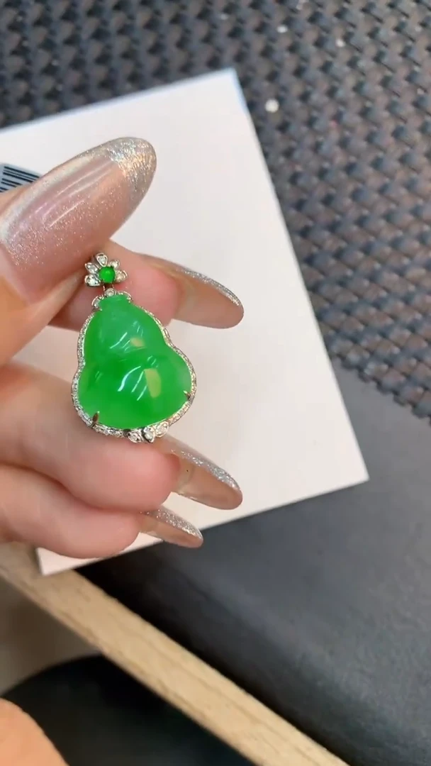 颈饰18K金镶嵌翡翠童*星1