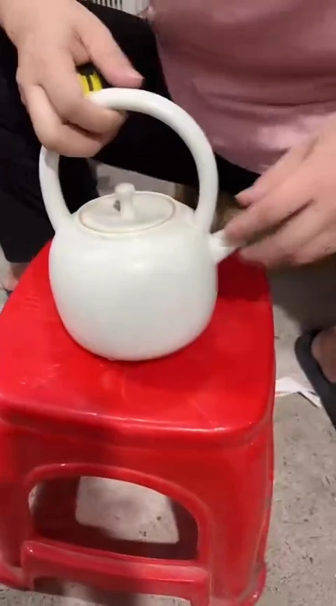 明显瑕疵粗陶提梁壶孤品