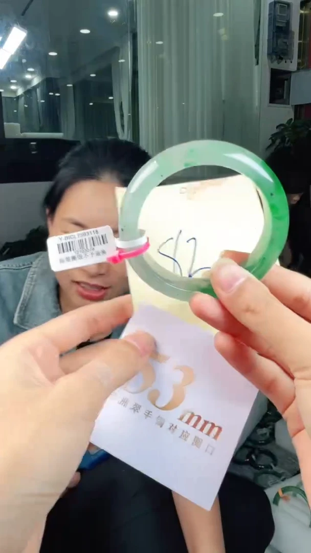 未镶嵌手镯石英质玉（非洲翠）有天然洒金亮片/矿点/棉线82