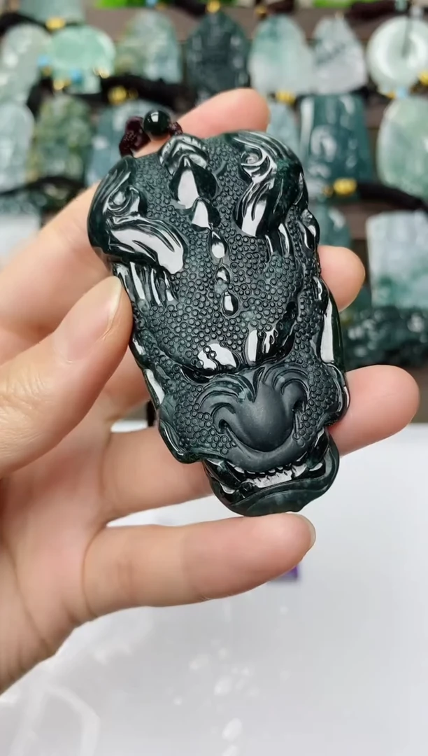 翡翠未镶嵌颈饰